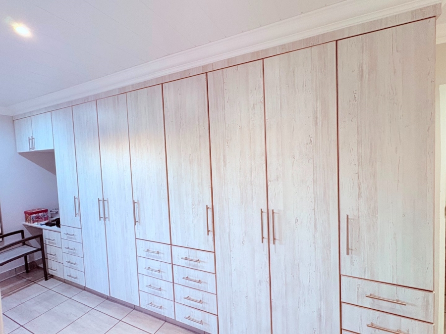 5 Bedroom Property for Sale in Reebok Western Cape